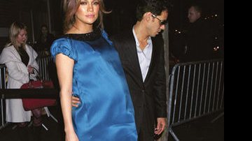 Esperando provavelmente um menino e uma menina, Jennifer e o marido, Marc Anthony, no desfile da grife Marchesa em NY. Os bebês nascem este mês. - Cityfiles