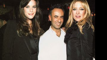 O estilista da Calvin Klein entre Liv Tyler e Kate Hudson. - Billy Farrell e Patric Mcmullan