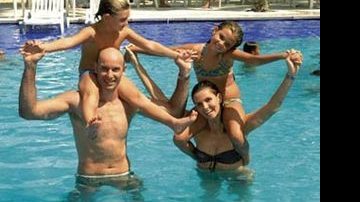 Para festejar o êxito do evento, Tande mergulha com a mulher, Lizandra, e os filhos Yago e Yasmin na piscina do Portobello. - Ivan Faria