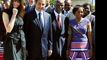 Carla Bruni e Sarkozy na África do Sul, com o presidente Thabo Mbeki e a mulher, Zanele - Reuters