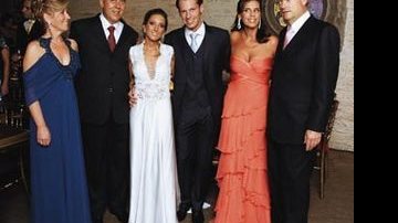 Os noivos entre os pais dela, Zeila e Osvaldo, e dele, Andriete e Marcos. - Bruno Barriguelli / B.A.R.