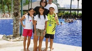 Os apresentadores do Jornal Nacional desfrutam de um fim de semana de lazer com Beatriz, Laura e Vinícius no Portobello Resort &amp; Safari, no litoral fluminense.