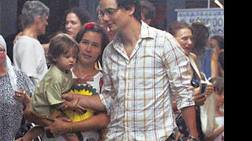 o ator com o menino e a mulher, Sandra Delgado, com quem está casado há seis anos - Marcelo Soalheiro