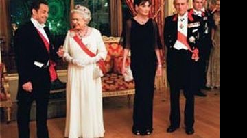 Sarkozy, a rainha Elizabeth II, Carla Bruni, o príncipe Philip, a princesa Margareth, Camilla Parker-Bowles e o príncipe Charles - Michael Comte e Reuters