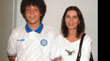 Na companhia da "mãe de coração", o menino assiste ao show da Banda Moinho, no Rio - Cristina Granato