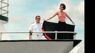 Maytê Piragibe relembra cena do filme Titanic na proa do iate Abyara, ao lado do capitão José Miber de Souza Maciel. - Ribamar, O Caboclo