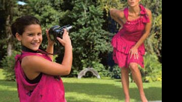 Giulia, 8 anos, fotografa a mãe, Flávia Alessandra, nos jardins da Villa Riso, Rio. Ambas usam o mesmo vestido e cabelos presos. - Cadu Pilotto
