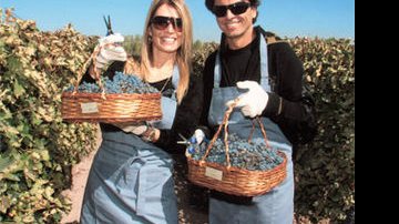 Na Argetina, o casal colhe uvas e participa do processo de fabricação dos vinhos da safra 2008 da Cheval des Andes - Marina Malheiros