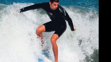Cauã, que há cinco anos se dedica com seriedade ao surfe, mostra habilidade em cima da prancha, na Prainha, Rio. - Carlos Zambrotti/Ag. News