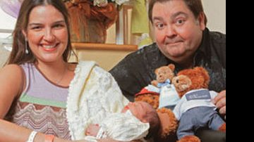 Em SP, no quarto da maternidade do Hospital Albert Eisntein, o casal mima o bebê, que nasceu de parto cesariana, dia 20, com 3,8 kg e 52 cm. - Marco Pinto/ Savona
