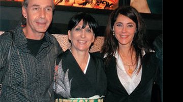 Coqueiro, Denise Mattar, que assina a curadoria da exposição, vestida a caráter, e Christiane. - Paulo Jabur
