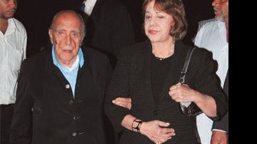 Niemeyer chega com a mulher, Vera, ao lançamento da publicação trimestral Nosso Caminho. - Isac Luz