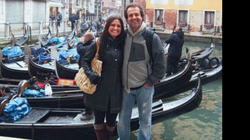 O casal se prepara para o passeio de gôndola em Veneza.