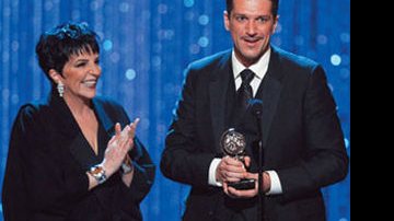 A atriz americana entrega o troféu de Melhor Ator em Musical para Szot por South Pacific, na cerimônia realizada no Radio City Music Hall, em Nova York, no domingo, 15. - AFP e Reuters