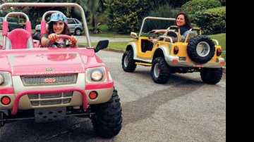 No condomínio em que a família mora, na Barra, Rio, Lívian e a mãe, Lilian, dirigem o Fapinha, um miniveículo motorizado. - Cadu Pilotto