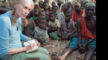 Mia Farrow em uma de suas visitas à África - Reprodução/AFP