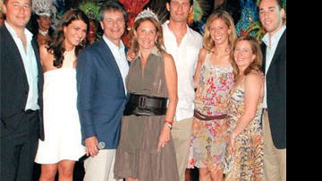 Em duas noites seguidas de festa, o embaixador Clifford e a mulher, Barbara, promovem a supercomemoração no Rio: os 59 anos de idade de cada um, além dos 37 de casamento. - Robert A. Cumins