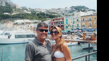 Juntos há seis meses, o diretor Marcos Paulo e a atriz Antonia Fontenelle visitam Capri, na Itália, e brindam com vinho.
