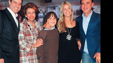 Ronald e a mãe, Milene, cercados por Carlos Bettencourt, Perla Naum e Amaury Jr., no Trindade, em SP. - Cassiano De Souza/Cbs Imagens