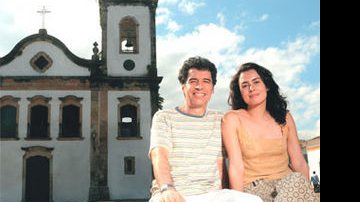 Diante da Igreja de Santa Rita, em Paraty, Paulo, que mora no Rio, e Mariana, que vive em São Paulo, contam como driblam a distância. - George Magaraia