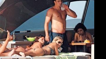 Em cruzeiro pelas ilhas Baleares, na Espanha, Ronaldo fuma e bebe sem se preocupar com a forma: 95 quilos, 8 acima do peso ideal. - Southern-Press