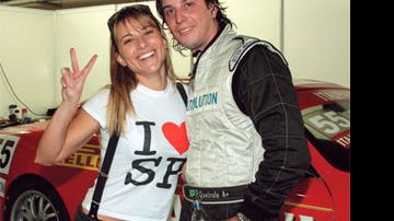 Em Interlagos, São Paulo, a jornalista faz festa para o piloto, 5o lugar no campeonato. Amanda Françozo também torce pelo amado, Cleber Faria, 3º na prova e 6o no torneio. - Marcos Ribas