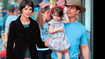 Na festa da Independência dos EUA em Telluride, os atores passeiam com a filha, de arco de cabelo com duas bandeiras do país.