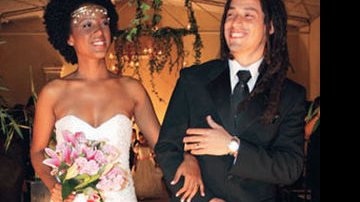 Junto há 5 anos, o casal oficializa a união em boda entoada pela cantora Vanessa Jackson, no belo Espaço Armazém, em São Paulo. - Bruno Barriguelli/ B.A.R e Luis Miranda