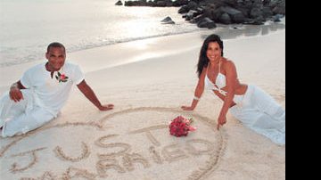 Na praia de Jolly Beach, em Antígua e Barbuda, o casal brinca com a expressão just married - recém-casados em inglês. - César Alves
