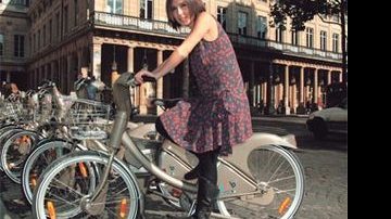A atriz e cantora aluga uma bicicleta em frente do histórico teatro da Comédie-Française. - Luis Pavesi