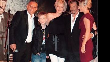 Christian, o filho de um amigo, Sharon Stone, Johnny e a mulher, a francesa Laetitia Boudou, reunidos no palco montado no jardim.