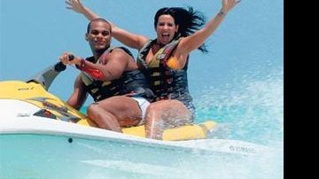 Nas águas cristalinas de Jolly Beach, na ilha de Antígua, Tony e Scheila se divertem no passeio de jet-ski. - César Alves
