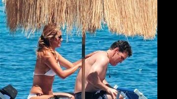 De bermuda azul ao lado de loura apontada como sua namorada, ator curte o sol na ilha italiana de Ischia. - Grosby Group