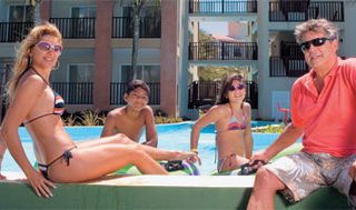 Na primeira viagem das duas famílias reunidas, Antonia Fontenelle e o filho, Samuel, com Marcos Paulo e a filha Giulia na piscina do Beach Park Acqua Resort.
