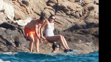 Carla e Sarkozy escalam rochas para nadar com amigos em temporada de verão na vila Cap Nègre, no sul da França, onde a porta da mansão de Carla já virou atração turística. - Southern-Press