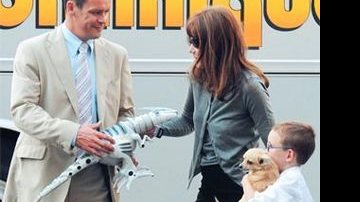 Na Avenue Montaigne, em Paris, ela chega com bolsa para transporte de pets para pegar Aurélien, seu filho com o ex Raphaël Enthoven, e seu cãozinho. - Brainpix