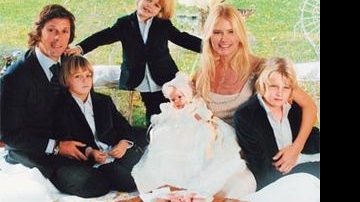 Como em um belo cartão-postal, a top argentina mostra a sua linda família e apresenta a primeira filha mulher. - Caras Argentina