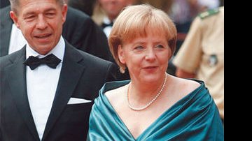 O casal Joachim Sauer e Angela Merkel. - AFP E REUTERS