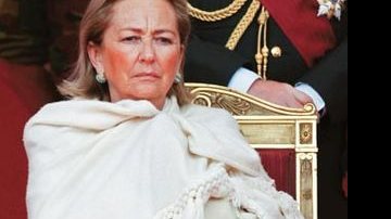 De xale, a rainha Paola cruzou as pernas em ângulo um tanto plebeu e não disfarçou o tédio. - Reuters