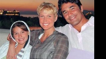 Em cruzeiro pelo Mediterrâneo no navio MSC Musica, Sasha, Xuxa e Luciano visitam o restaurante Nobu, em Mikonos, durante parada na charmosa ilha grega. - Arquivo Pessoal