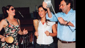 Torloni com Gabriela, filha de Aécio, na homenagem do AfroReggae ao governador no Cantagalo, Rio. - George Magaraia
