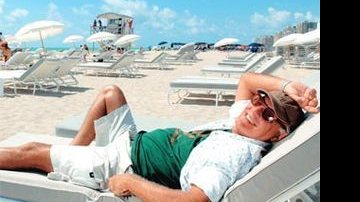 Aos 64 anos, o elétrico Ney em raro momento de descanso em South Beach, em Miami, antes de começar a gravar Negócio da China, trama das 6 que estréia em outubro. - Selmy Yassuda