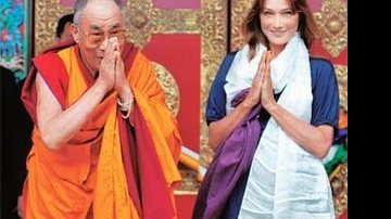 A mulher de Nicolas Sarkozy e o líder tibetano na inauguração de templo budista em Roqueredonde. - AFP