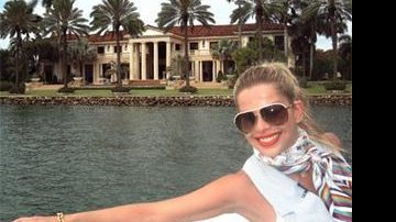 No passeio de barco por Star Island, paraíso das celebridades, Karina admira a fachada da casa da cantora cubana Gloria Estefan.