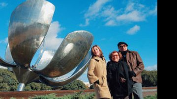 Na Recoleta, Beth Goulart, Nicette Bruno e Paulo Goulart visitam a escultura Floralis Genérica. - Caras Argentina
