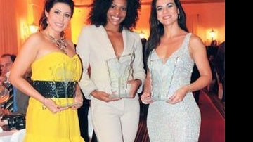 Belas no tapete vermelho: Mara Bastos, Valquíria Ribeiro e Adriana Ferrari exibem os seus prêmios.