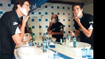 No banheiro estilizado, Tarek e Kaká barbeiamse antes do game e dos pênaltis. - João Passos/ Brasil Foto Press