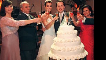Os noivos entre os pais dela, Jorge e Lise Porcaro, e dele, Euclides e Vera Janot de Mattos - Marcelo Bruno