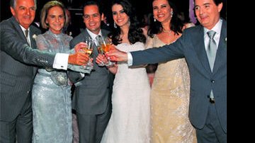 Os noivos, que se conhecem há cinco anos, brindam com os pais. Após a cerimônia, as famílias celebraram com os amigos no sítio dos Mares Guia, em Santo Antônio do Leite, próximo de Ouro Preto. - Fernando Grilo