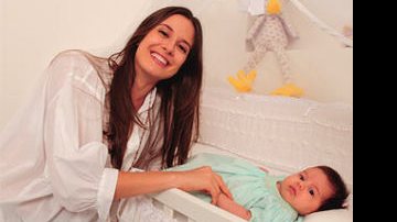 A modelo Juliana Galvão brinca e mexe nas roupinhas da filha Betina. - Mariana Vianna